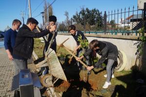 Okul bahçesine meyve fidanı dikildi