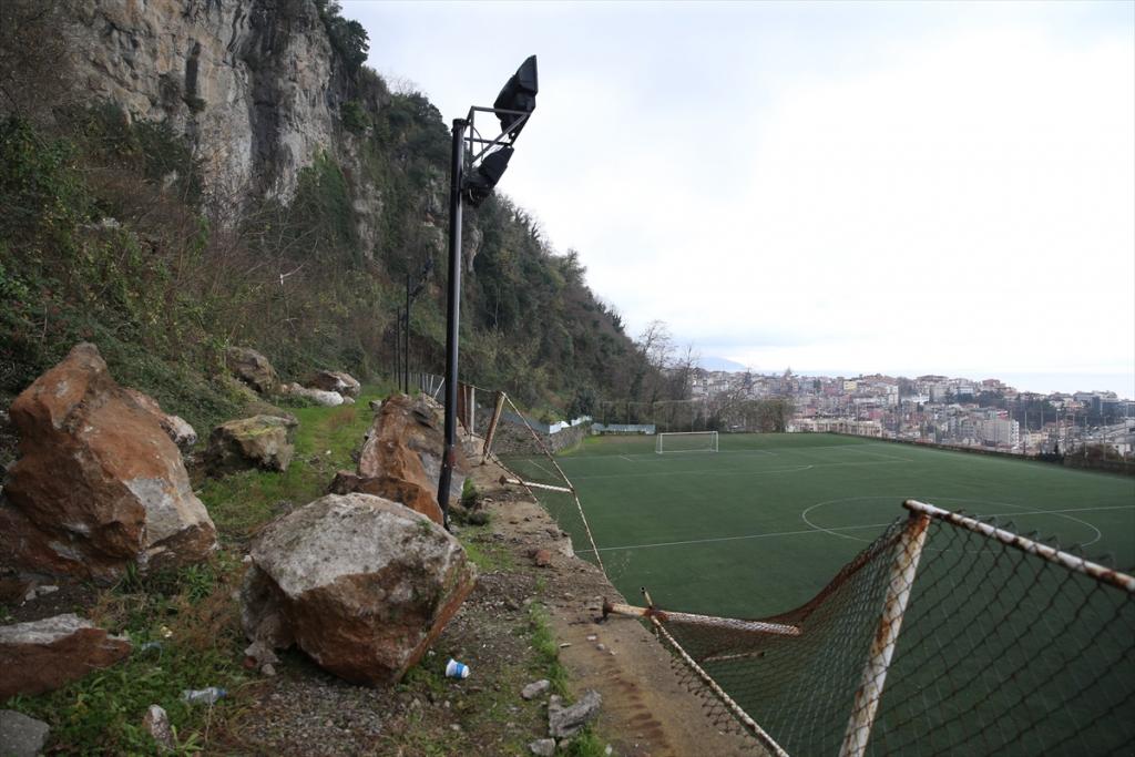 Trabzon’da halı sahaya kaya parçaları düştü