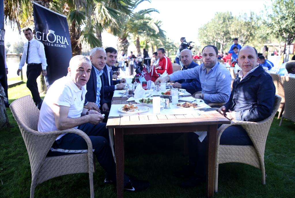 Bordo-mavililer barbekü partisinde bir araya geldi