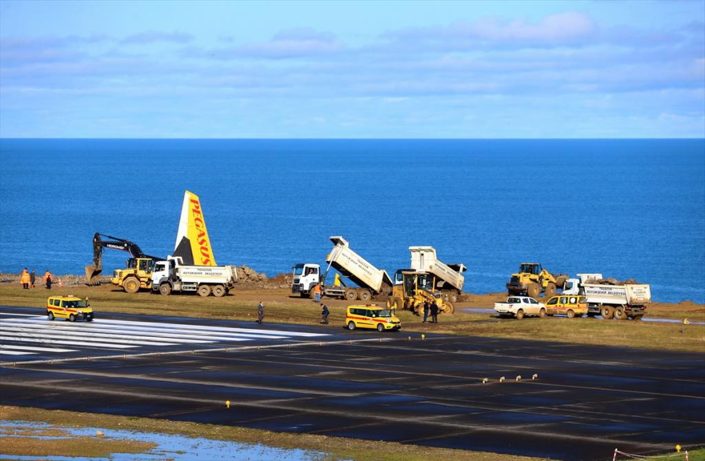 Uçağın çıkarılması için çalışmalar sürüyor
