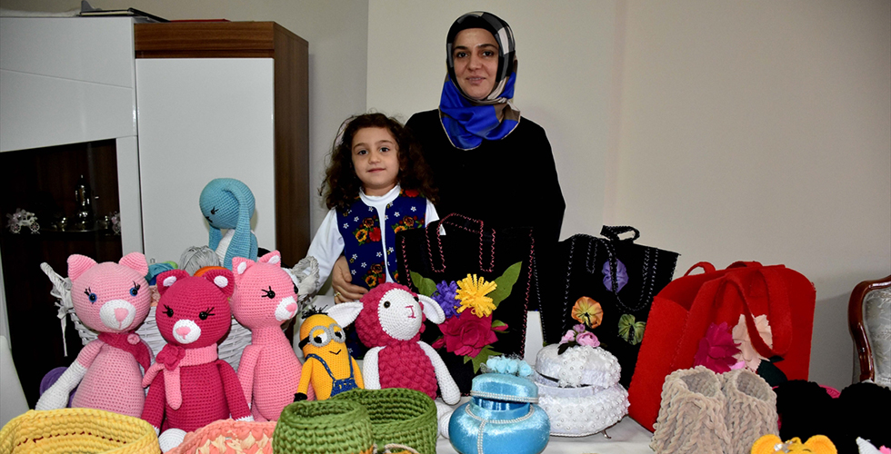Organik iple ördüğü oyuncaklar gelir kapısı oldu