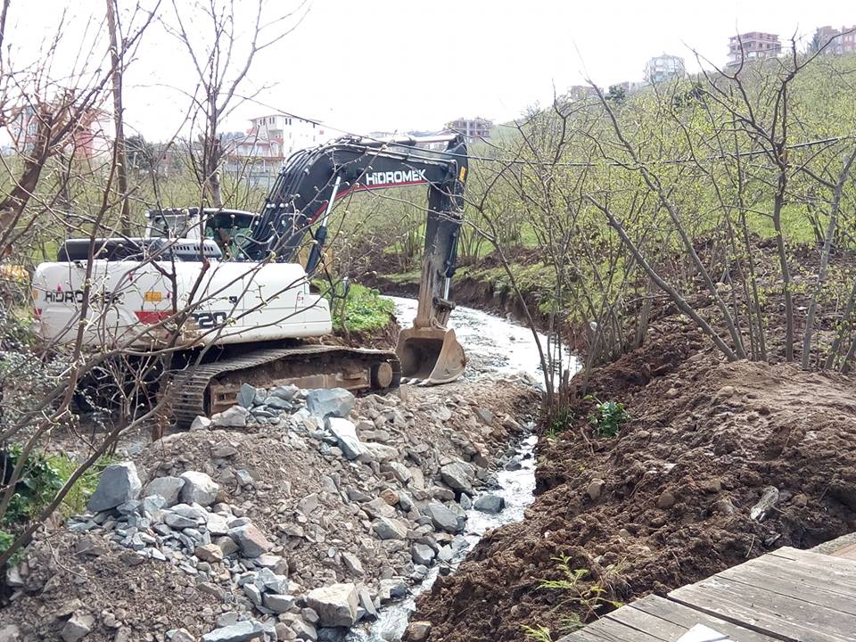 Arsin Yeşilyalı’da Dere Islahı Devam Ediyor