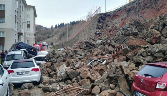 Trabzon’da istinat duvarı çöktü