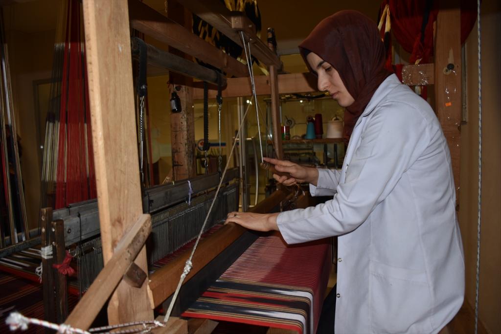 Keşan bezi “suzeni nakışı”yla takıya dönüştü