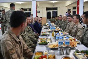 Bakan Soylu sahurda da Mehmetçikin yanında