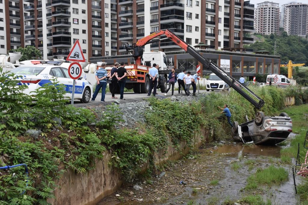 Trabzon’da cip dereye düştü: 1 yaralı