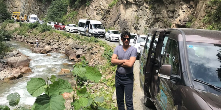 Uzungöl Yolunda Metrelerce Kuyruk Oluştu