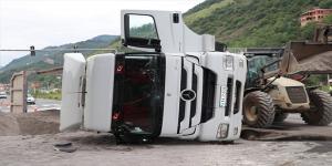 Trabzon’da devrilen tır yolu kapattı
