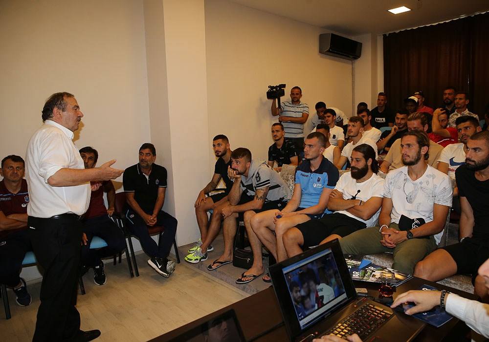 Trabzonsporlu futbolculara VAR eğitimi