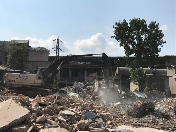 Trabzon’da Çimento Fabrikasının yıkımı başladı