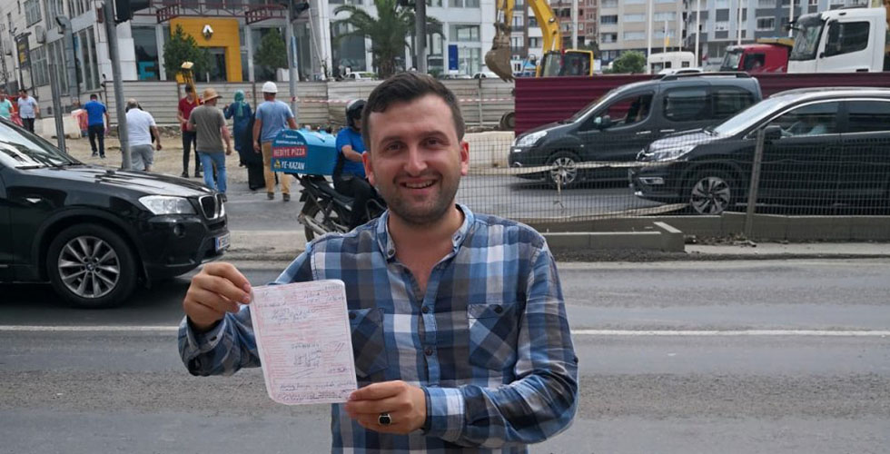 Trabzon’da kırmızı ışıkta karşıya geçen yayaya polis ceza kesti