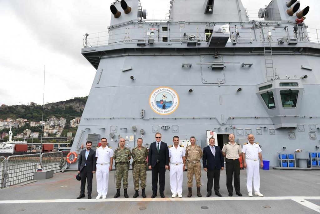 Türk tank çıkarma gemisi TCG Bayraktar Trabzon’da