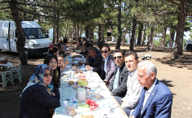 Yeni Arsin Kaymakamına veda yemeği