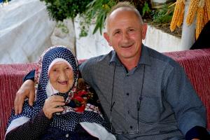 Trabzon’un asırlık çınarı “Pamuk Nene”