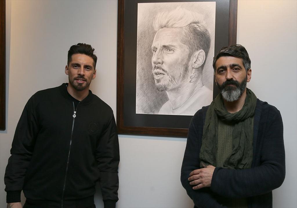 “Bordo-Mavi Portreler” kara kalem sergisi açıldı