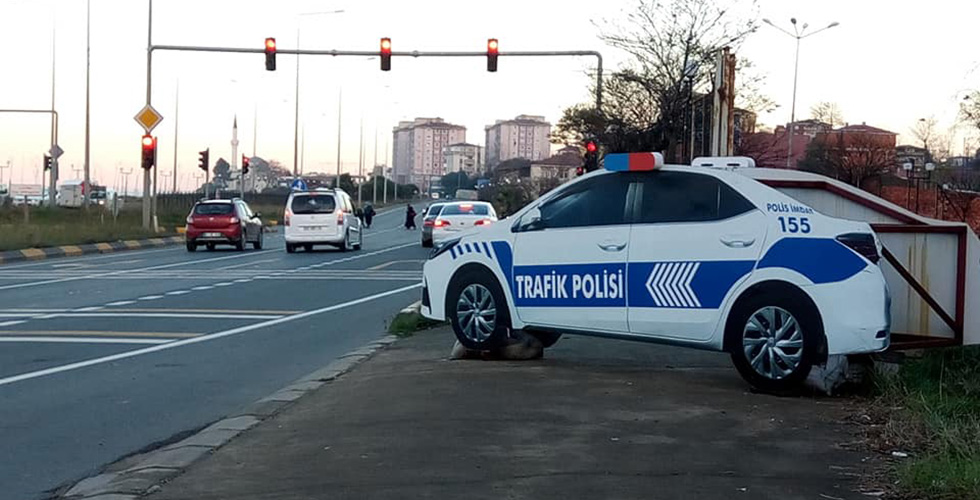 Arsin’e kazaları önlemek için ‘maket polis arabası’ koyuldu