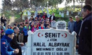 Arsinli Öğrenciler Şehit Mezarlarını Ziyaret Ettiler