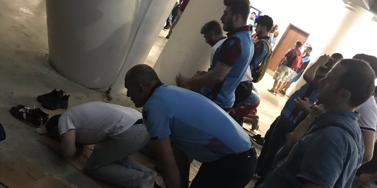 Trabzonspor taraftarından mescit isyanı!