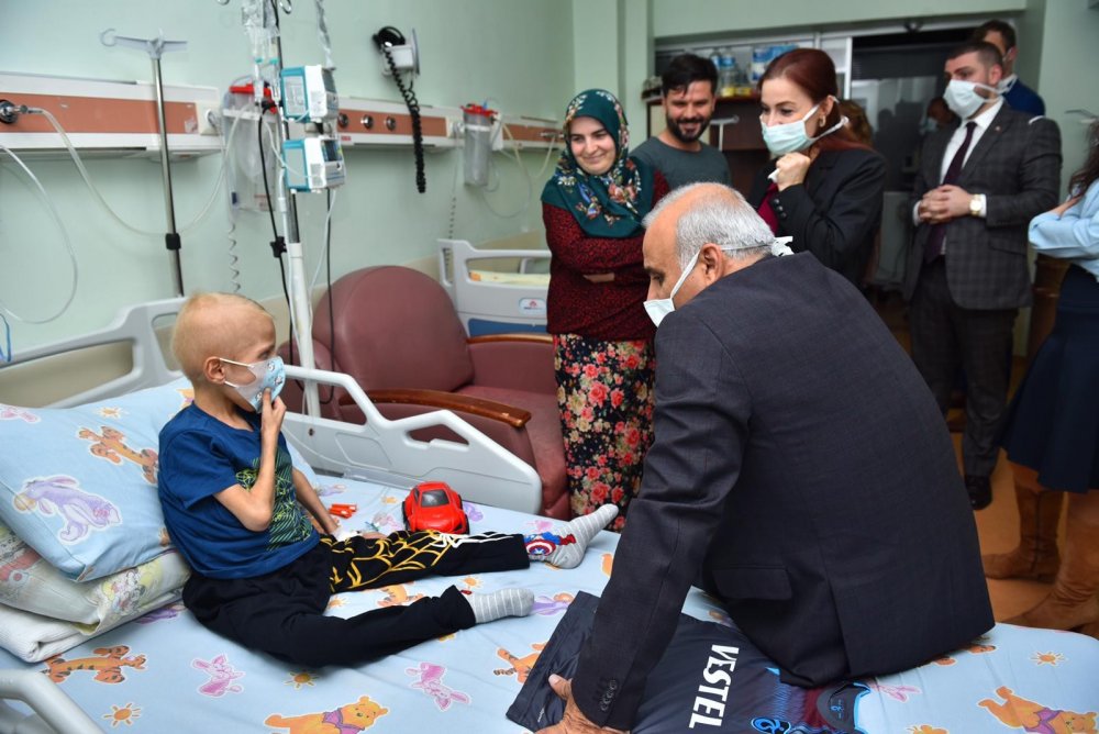 Zorluoğlu’ndan lösemili çocuklara ziyaret