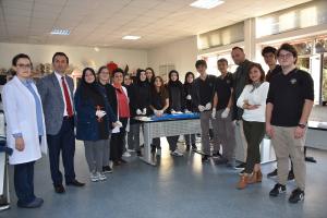 Mezun olduğu okulda derse giren doktor öğrencilerle bilgilerini paylaştı