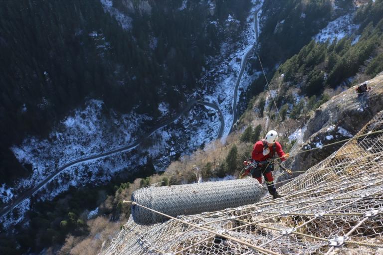 Sümela’nın güvenliği için dağın yamacı çelik tel örtüyle kaplandı