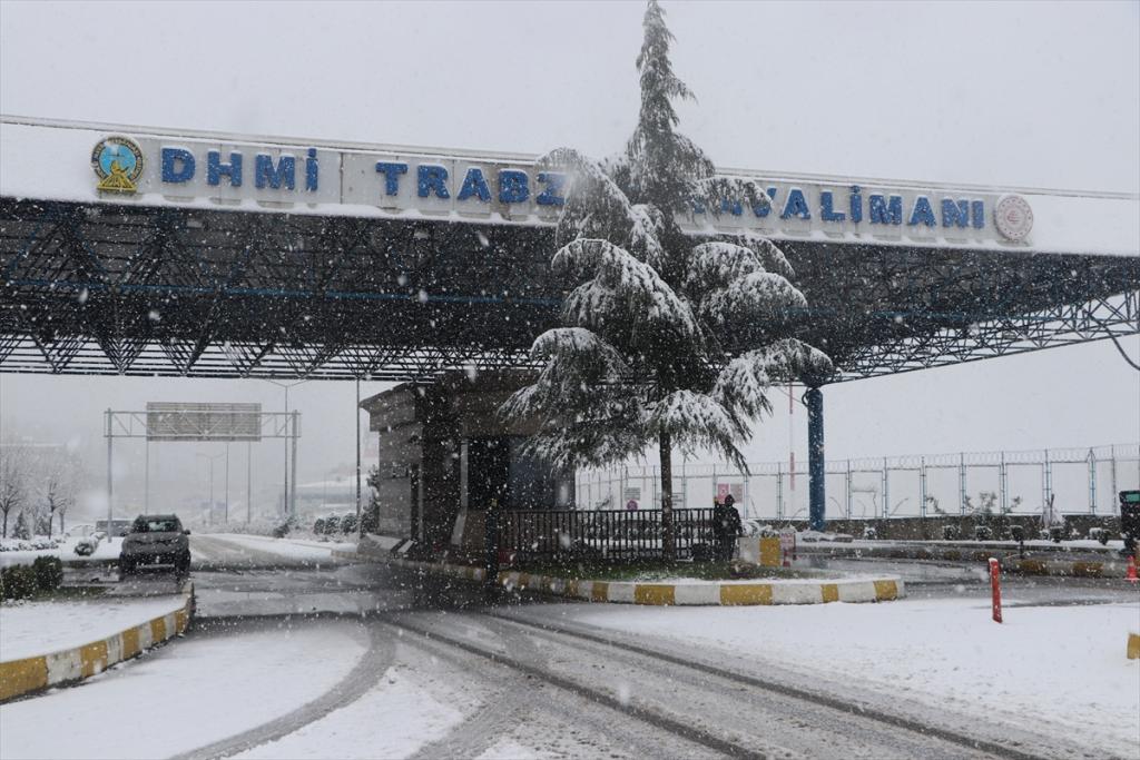 Trabzon’da hava ulaşımına kar engeli