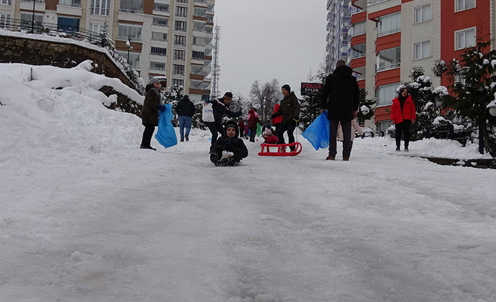 Trabzon’da sokak araları kayak pistine döndü
