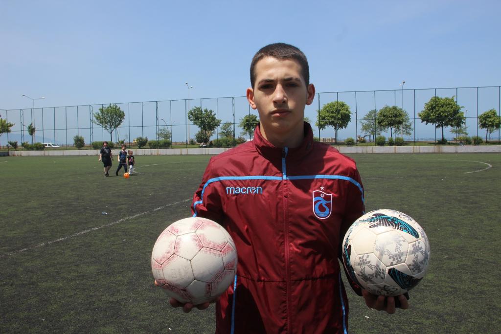 Sokağa çıkma izninde hayallerinin peşinde koşuyor