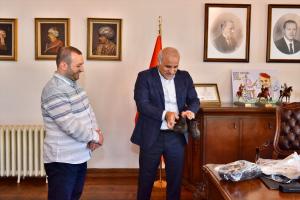 Trabzon Büyükşehir Belediye Başkanı Zorluoğlu’na “kara lastik” hediyesi