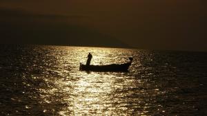 Gün batımında balıkçıların görüntüsü objektiflere böyle yansıdı