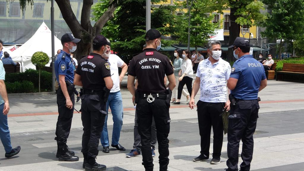 Önce karantina uygulamaları geri döndü sonra maske takmak zorunlu hale geldi
