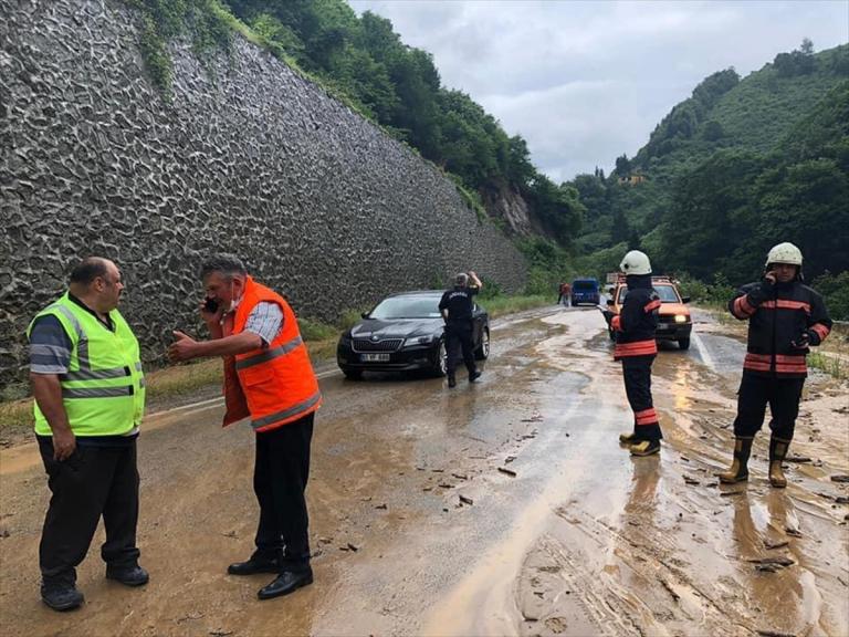 Trabzon’da heyelan grup yolunu kapattı
