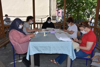 Trabzon Olgunlaşma Enstitüsü kursiyerleri el işlerini açık havada yapıyor