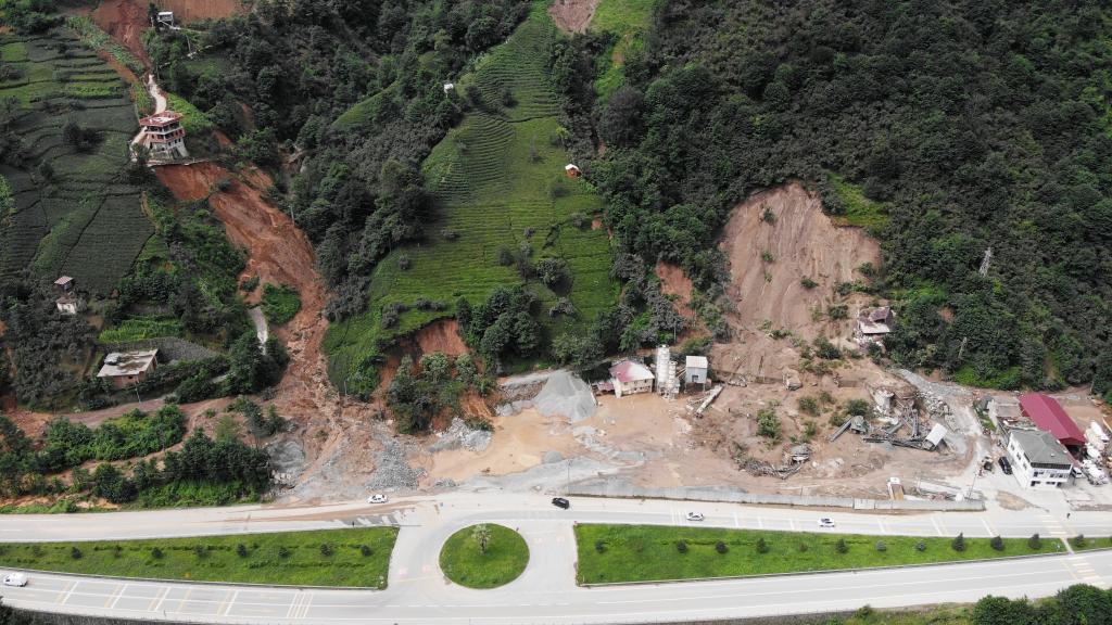 Trabzon’un Of ve Hayrat ilçelerindeki selden en fazla zararı çay bahçeleri gördü