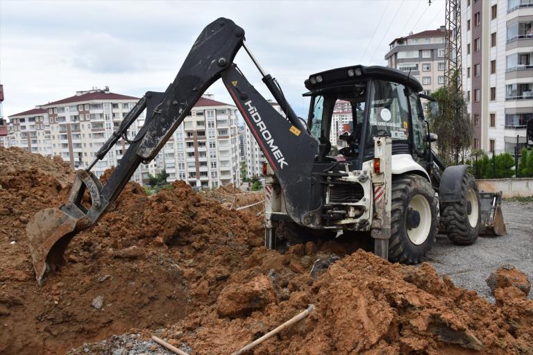 Trabzon’da kanalizasyon çalışması sırasında toprak yığını altında kalan işçi kurtarıldı