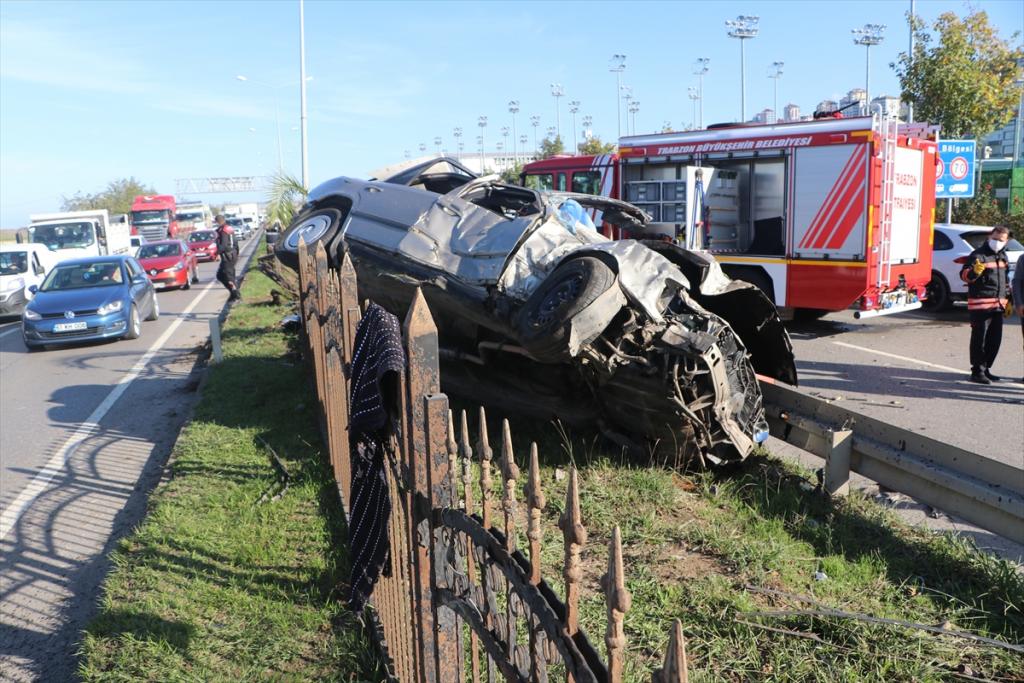 Trabzon’da otomobil bariyerlere çarptı: 1 ölü, 4 yaralı