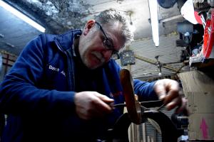 Teknolojiye direnen sıcak demir ustası mesleğini ayakta tutmaya çalışıyor