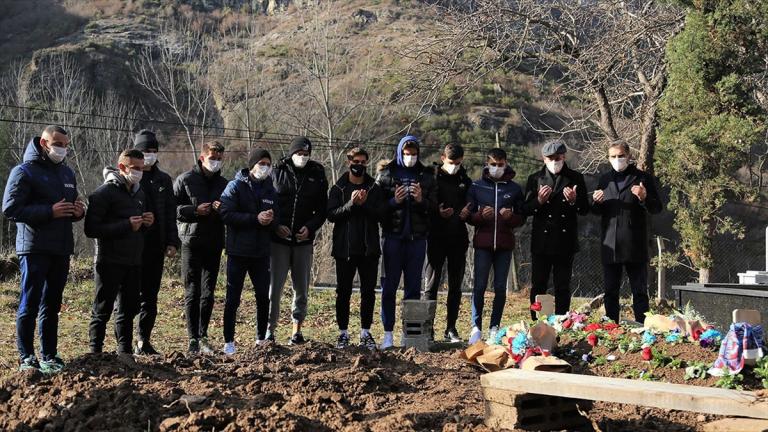 Trabzonspor Teknik Direktörü Avcı ve futbolculardan Özkan Sümer’in mezarına ziyaret