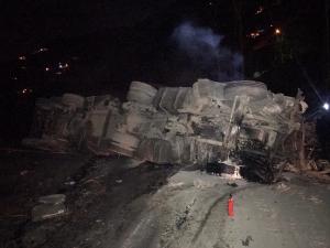 Trabzon’da devrilen tırın sürücüsü ağır yaralandı