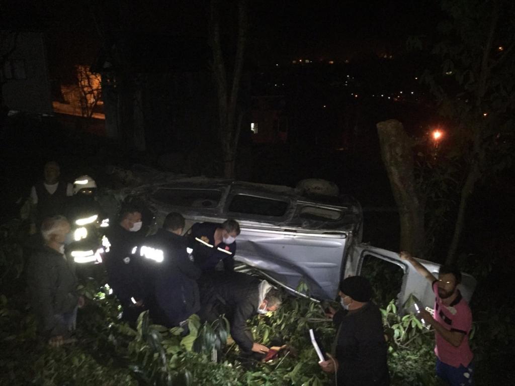 Trabzon’da şarampole yuvarlanan araçta sıkışan kişi kurtarıldı