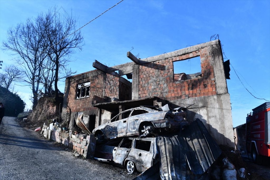 Trabzon Büyükşehir Belediye Başkanı Zorluoğlu, evleri yanan vatandaşları ziyaret etti