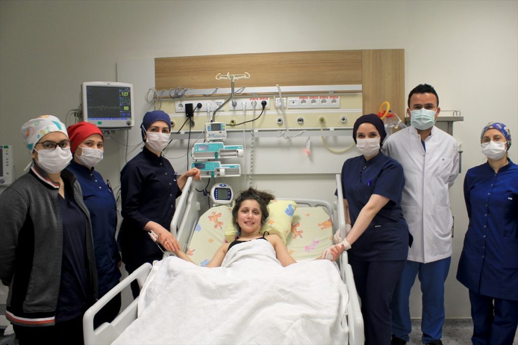 Gümüşhane’de balkondan düşen kız çocuğunun tedavisine Trabzon’da devam ediliyor