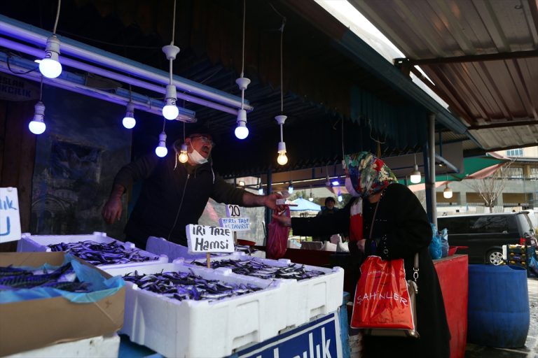 Trabzon’da uzun bir sürenin ardından tezgahları süsleyen taze hamsi kısa sürede tükendi