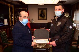 Trabzon Valisi Ustaoğlu, denize düşen kızı kurtaran bekçiye başarı belgesi verdi