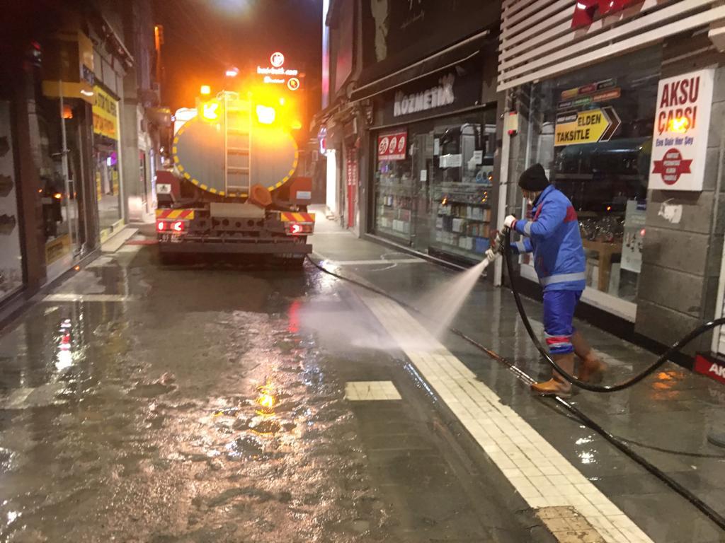 TRABZON’DA CADDE VE SOKAKLAR GECE GÜNDÜZ TEMİZLENİYOR