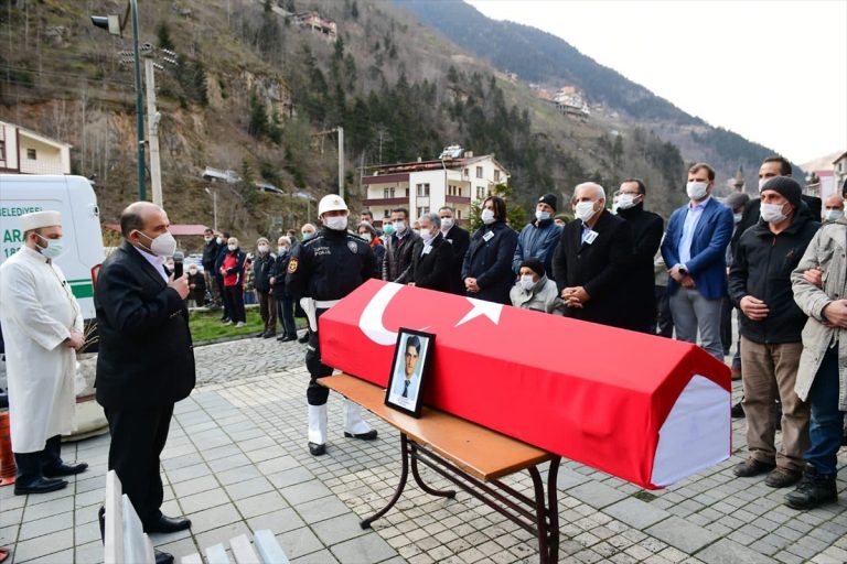 Aydın’da ölü bulunan Kaymakam Yılmaz Kurt’un cenazesi, Trabzon’da toprağa verildi