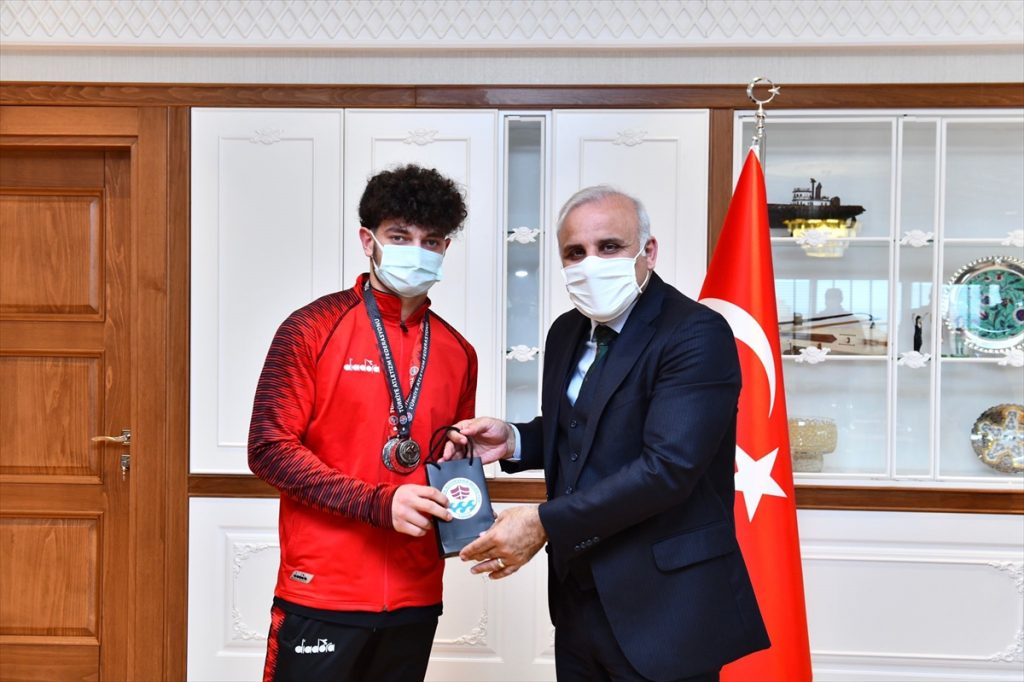 Salon sporlarında dereceye giren sporcular, Zorluoğlu’nu ziyaret etti