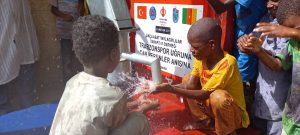 Trabzonsporlu taraftarlar, Kamerun’da bordo-mavili renklerde su kuyusu açtırdı