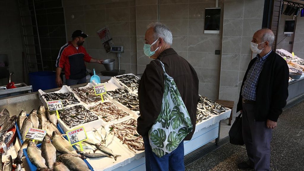 Karadeniz’de avlanan yeni sezonun ilk hamsileri tezgahlarda yerini aldı