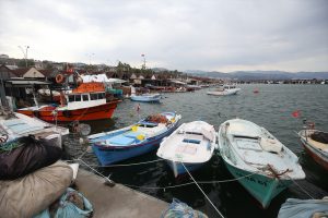 Trabzon’da etkili rüzgar nedeniyle balıkçı tekneleri denize açılamadı